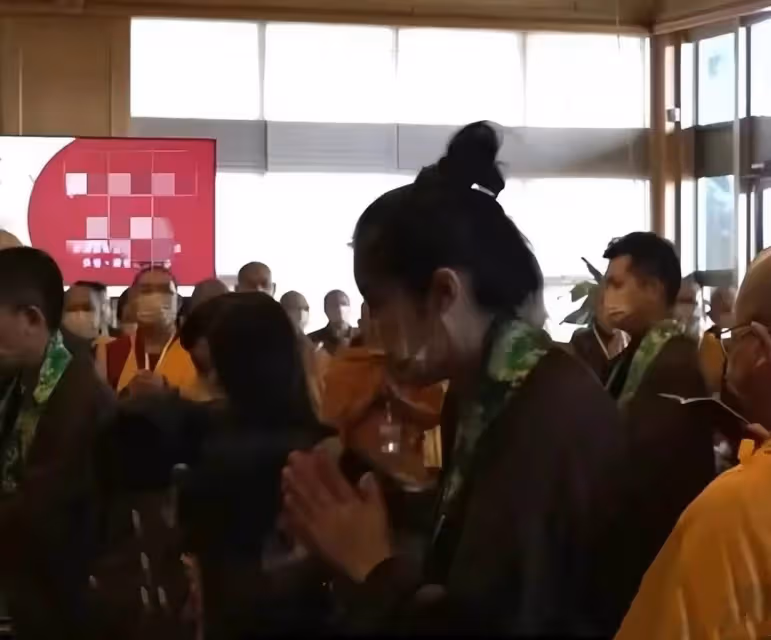 55歲王祖賢近照曝光!變化大被質疑撞臉斯琴高娃,現身寺廟虔誠祈禱,網友:絲毫沒有大明星架子