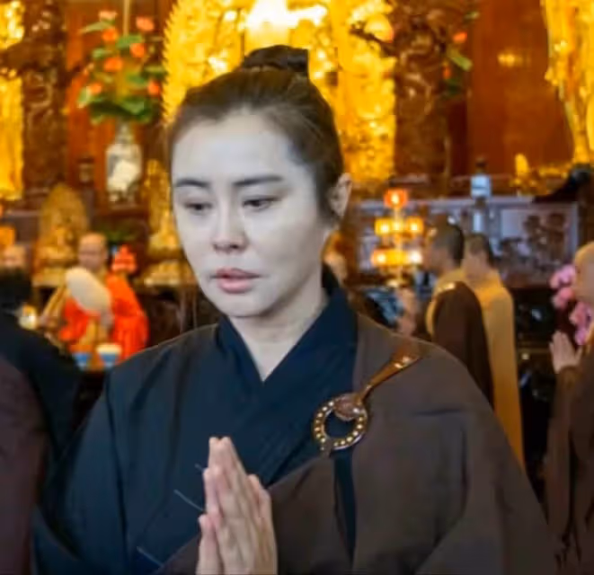 55歲王祖賢近照曝光!變化大被質疑撞臉斯琴高娃,現身寺廟虔誠祈禱,網友:絲毫沒有大明星架子