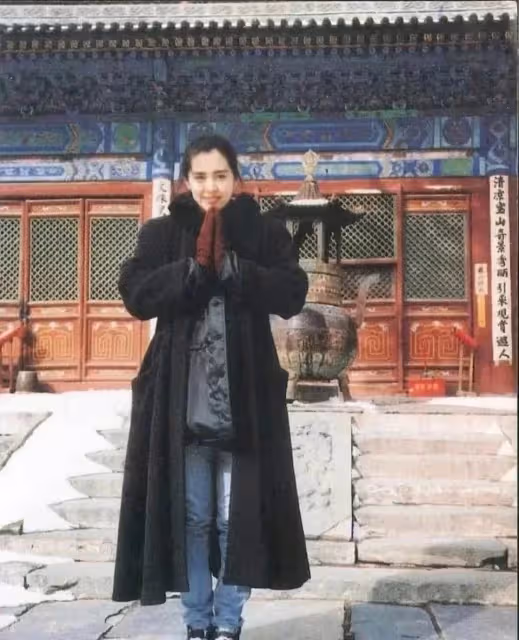 55歲王祖賢近照曝光!變化大被質疑撞臉斯琴高娃,現身寺廟虔誠祈禱,網友:絲毫沒有大明星架子