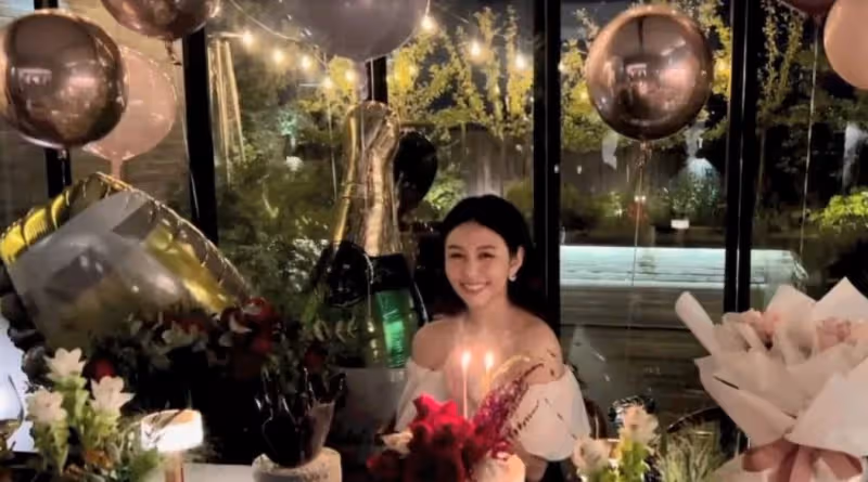 沈月辦派對慶祝21歲生日!穿露肩裝大秀性感鎖骨,皮膚白皙笑容甜美,身材出眾氣質端莊,網友驚呼:遺傳了媽媽好基因