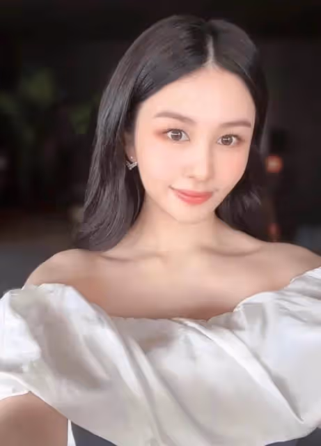 沈月辦派對慶祝21歲生日!穿露肩裝大秀性感鎖骨,皮膚白皙笑容甜美,身材出眾氣質端莊,網友驚呼:遺傳了媽媽好基因