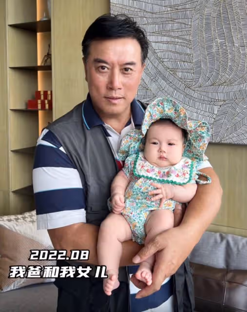 陳佩斯妹夫張山榮升外公,三代同堂合影首曝光,學霸女兒美貌出眾