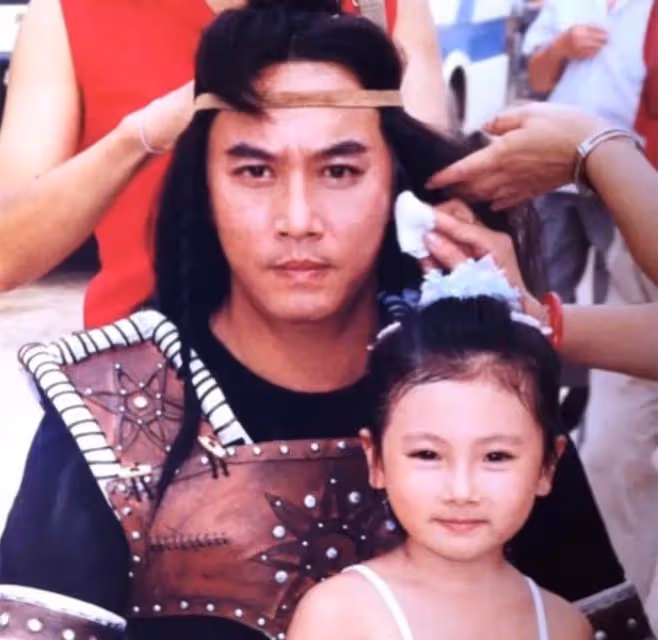 陳佩斯妹夫張山榮升外公,三代同堂合影首曝光,學霸女兒美貌出眾