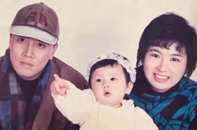 陳佩斯妹夫張山榮升外公,三代同堂合影首曝光,學霸女兒美貌出眾