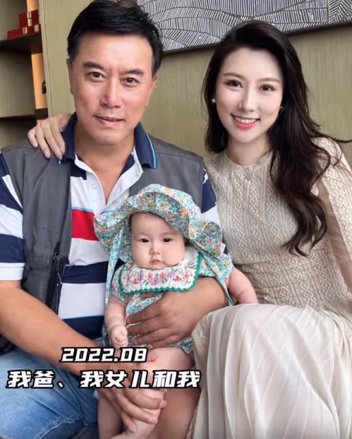 陳佩斯妹夫張山榮升外公,三代同堂合影首曝光,學霸女兒美貌出眾