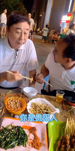 64歲馮鞏在街頭擼串不講究,與友人拼酒一口乾,不戴口罩無人識