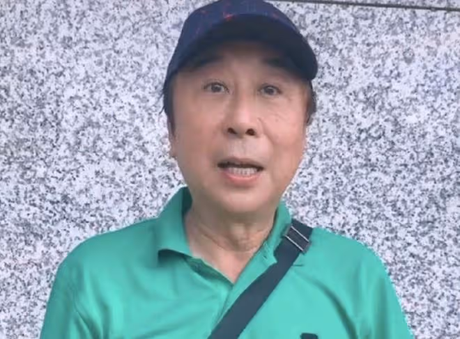 64歲馮鞏在街頭擼串不講究,與友人拼酒一口乾,不戴口罩無人識
