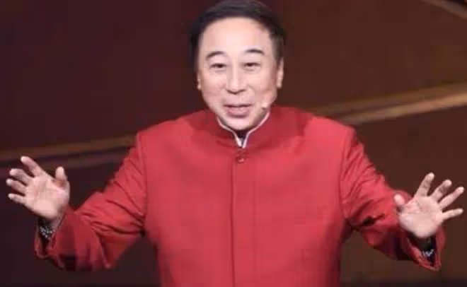 64歲馮鞏在街頭擼串不講究,與友人拼酒一口乾,不戴口罩無人識