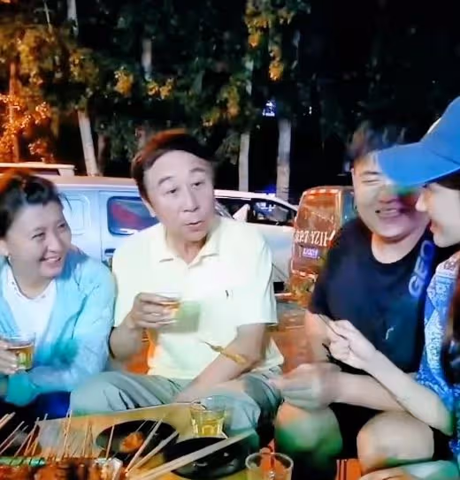 64歲馮鞏在街頭擼串不講究,與友人拼酒一口乾,不戴口罩無人識
