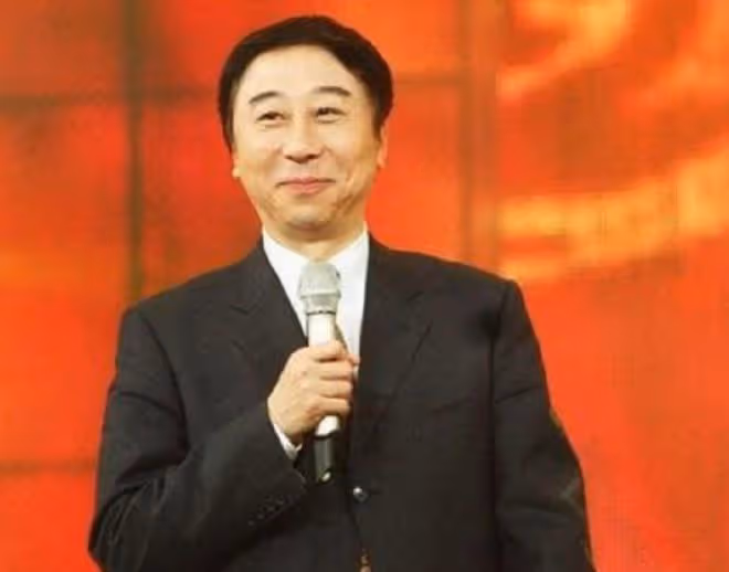 64歲馮鞏在街頭擼串不講究，與友人拼酒一口乾，不戴口罩無人識