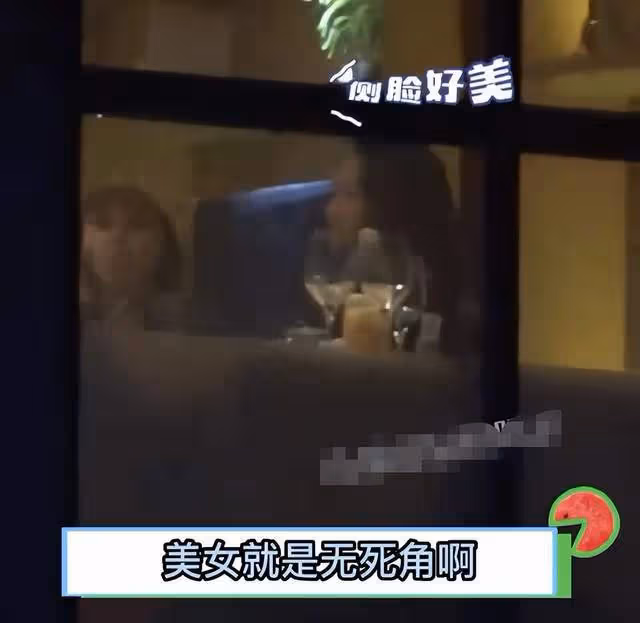 章子怡私下聚會不顧形象,當眾豪放剔牙聊天,桌上擺滿酒杯太盡興