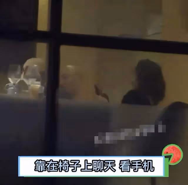 章子怡私下聚會不顧形象,當眾豪放剔牙聊天,桌上擺滿酒杯太盡興