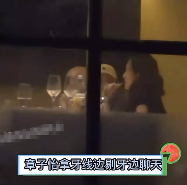 章子怡私下聚會不顧形象,當眾豪放剔牙聊天,桌上擺滿酒杯太盡興