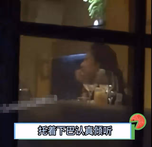 章子怡私下聚會不顧形象,當眾豪放剔牙聊天,桌上擺滿酒杯太盡興