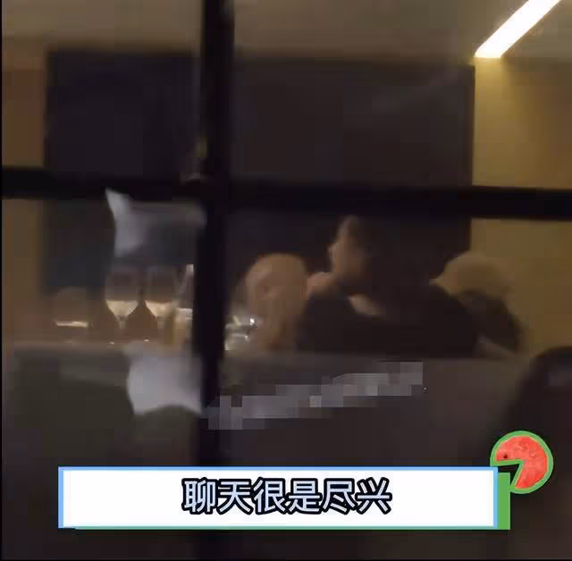 章子怡私下聚會不顧形象,當眾豪放剔牙聊天,桌上擺滿酒杯太盡興