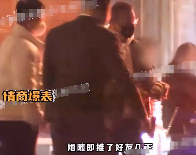 章子怡私下聚會不顧形象,當眾豪放剔牙聊天,桌上擺滿酒杯太盡興