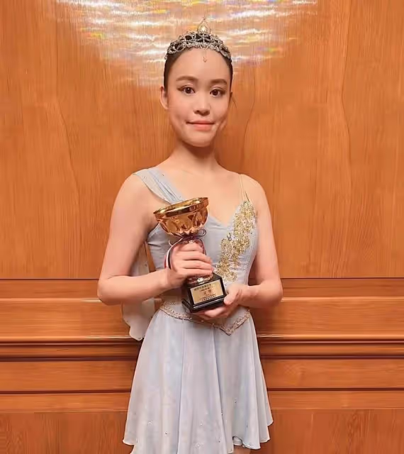 劉鑾雄呂麗君女兒獲國際獎項!高調曬獎杯激動難掩,「膚白貌美+濃眉大眼」氣質不輸當紅明星,小小年紀就是美人胚子