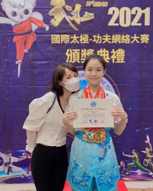劉鑾雄呂麗君女兒獲國際獎項!高調曬獎杯激動難掩,「膚白貌美+濃眉大眼」氣質不輸當紅明星,小小年紀就是美人胚子