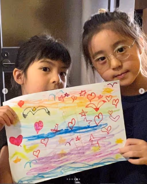 賈靜雯為女兒慶祝7歲生日!咘咘等比例長大,「五官精緻+身材高挑」氣質不輸明星媽媽,穿泳裝出鏡靈氣逼人