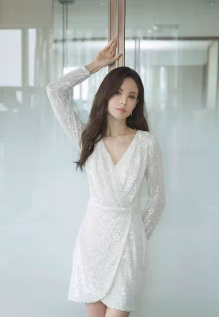 56歲李若彤曬健身照,年過半百卻依舊美若少女,網友:真的不會變老?