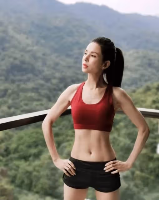 56歲李若彤曬健身照,年過半百卻依舊美若少女,網友:真的不會變老?