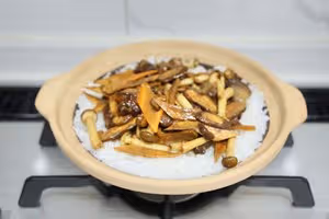 菌菇雞肉煲仔飯