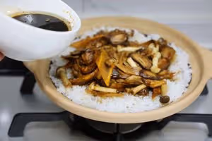 菌菇雞肉煲仔飯