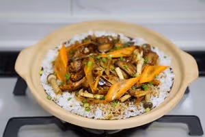 菌菇雞肉煲仔飯
