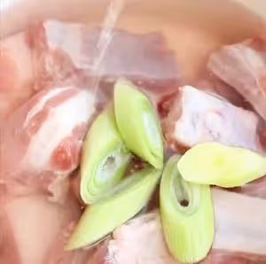 夏季最好喝的開胃湯～番茄玉米排骨湯