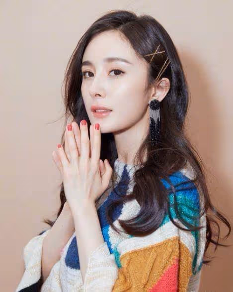 有種「復制粘貼」叫楊冪女兒！扎公主髪穿白裙子，五官精緻笑容甜美，網友：基因真的強大