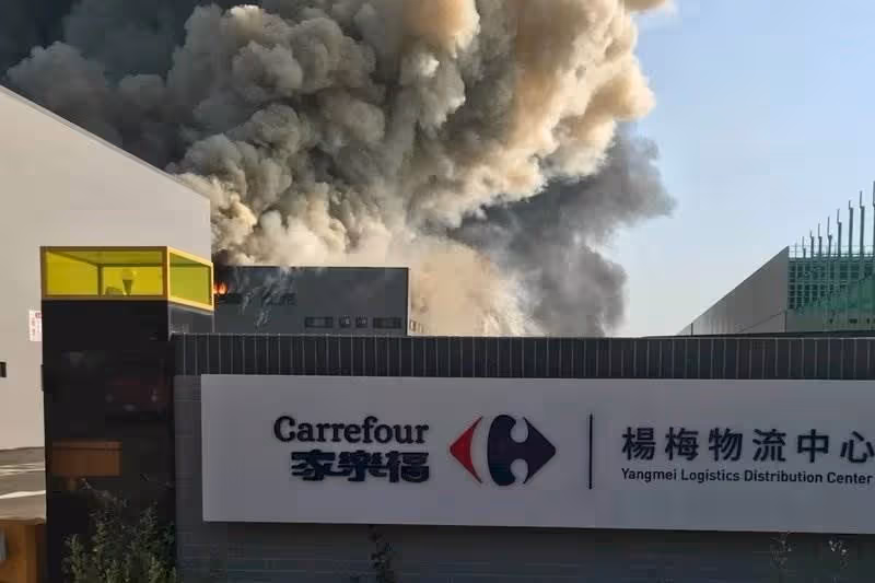 倉儲大火受災戶！本土劇一哥無奈曝「直接賠掉2千萬」開業6年陷困境「公司囤貨佔3層樓」：完蛋了