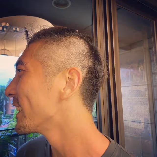 賈靜雯全家統一換髮型,修傑楷被剃成陰陽頭,梧桐妹露額頭超像媽!