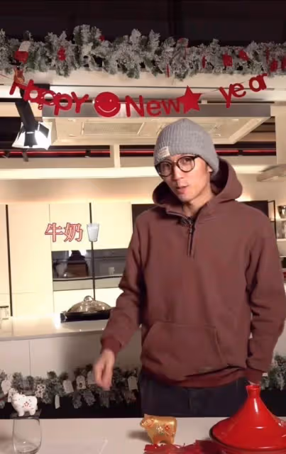 41歲謝霆鋒素顏現身,戴墨鏡撞臉老爸「謝賢」,網友直呼:認不出