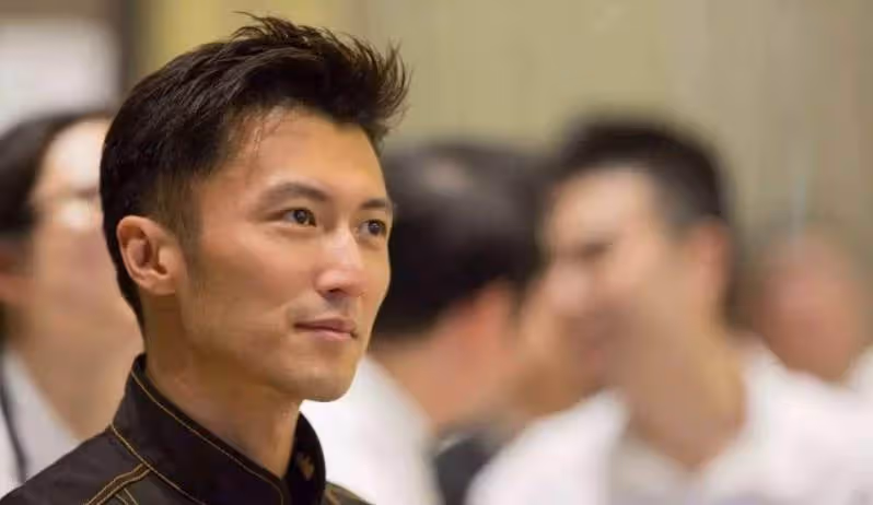 41歲謝霆鋒素顏現身，戴墨鏡撞臉老爸「謝賢」，網友直呼：認不出