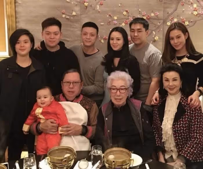 謝玲玲24歲嫁百億富豪，生5娃卻遭背叛，被逼失婚意外分得4億財產：因禍得福變富婆