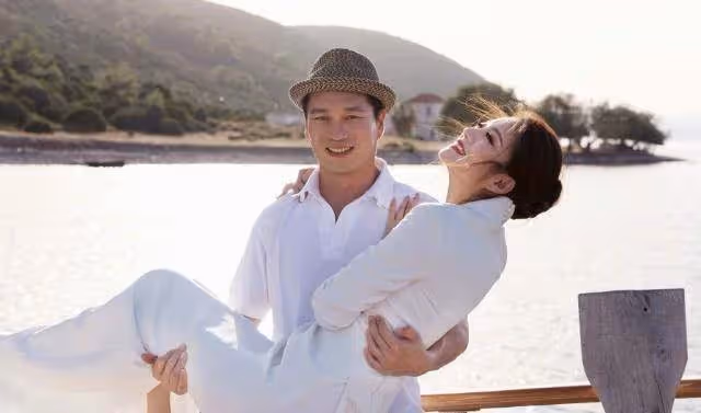安以軒帶帥氣老公合體秀恩愛!素顏出鏡「皮膚白皙+面容姣好」,狀態不輸二八少女,二人同框好親昵