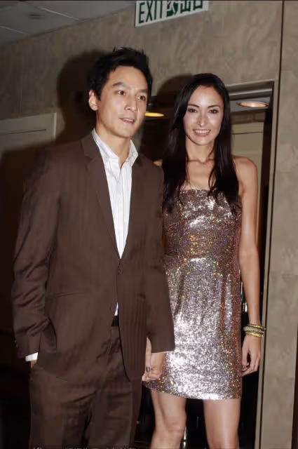 「吳彥祖夫婦」有夫妻相,混血妻子穿抹胸裙氣質高級,異域臉美艷真旺夫