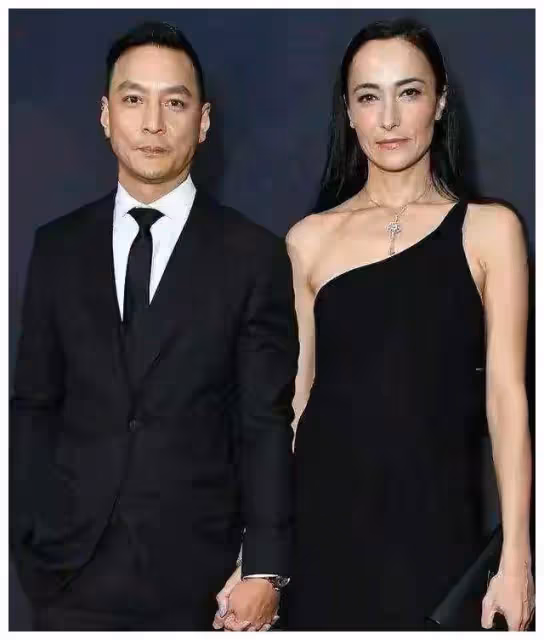 「吳彥祖夫婦」有夫妻相,混血妻子穿抹胸裙氣質高級,異域臉美艷真旺夫
