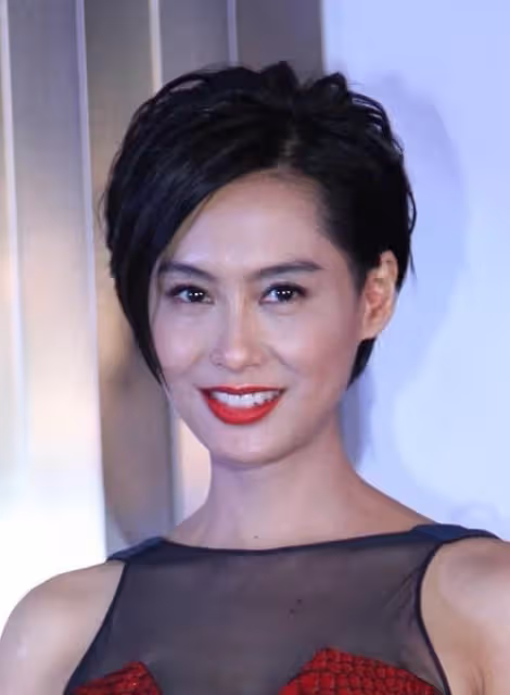 朱茵身材不是裝出來的,緊身裙上拼勾人黑紗,「3D身材」曲線立體視覺突出,網友:婀娜身姿讓人心動