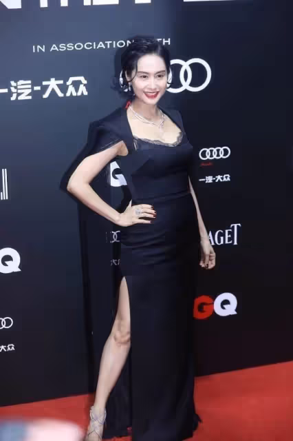 朱茵身材不是裝出來的,緊身裙上拼勾人黑紗,「3D身材」曲線立體視覺突出,網友:婀娜身姿讓人心動