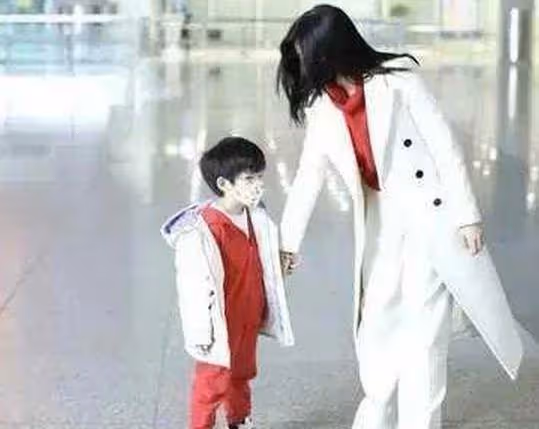 陳妍希帶兒子現身機場！小星星「長相清秀+身高喜人」，五官復刻爸爸陳曉，網友驚呼：基因太強大
