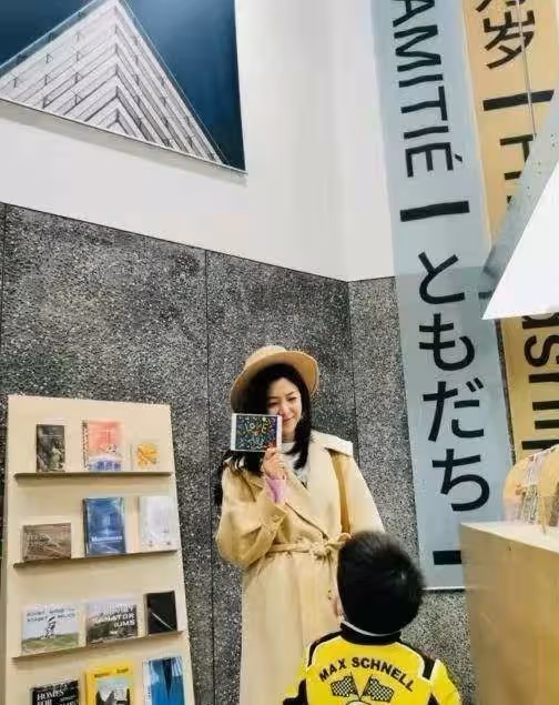 陳妍希帶兒子現身機場！小星星「長相清秀+身高喜人」，五官復刻爸爸陳曉，網友驚呼：基因太強大