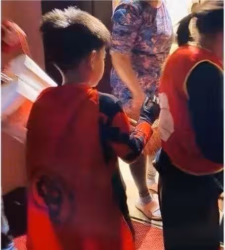 陳妍希帶兒子現身機場！小星星「長相清秀+身高喜人」，五官復刻爸爸陳曉，網友驚呼：基因太強大