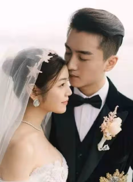 陳妍希帶兒子現身機場！小星星「長相清秀+身高喜人」，五官復刻爸爸陳曉，網友驚呼：基因太強大