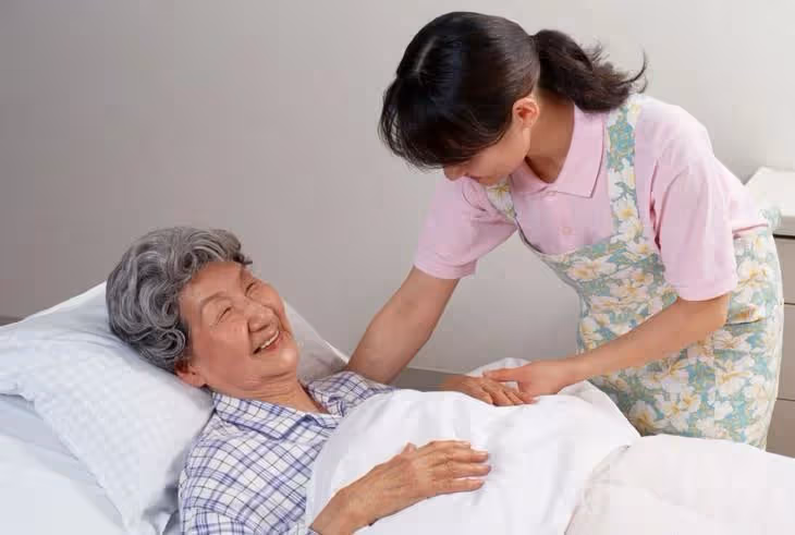 65歲阿姨臥床後才明白:人到晚年「最親的人只有一個」,不是老伴也不是兒女