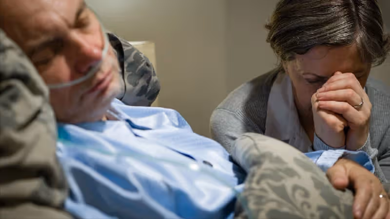 65歲阿姨臥床後才明白:人到晚年「最親的人只有一個」,不是老伴也不是兒女