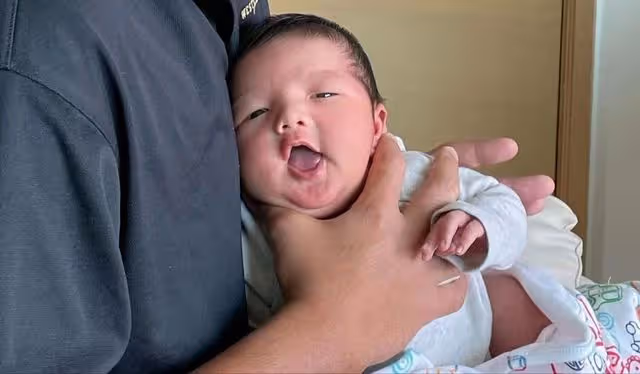 幸福!香港知名女星為外孫辦百日宴,三姐「包租婆」元秋現身道賀
