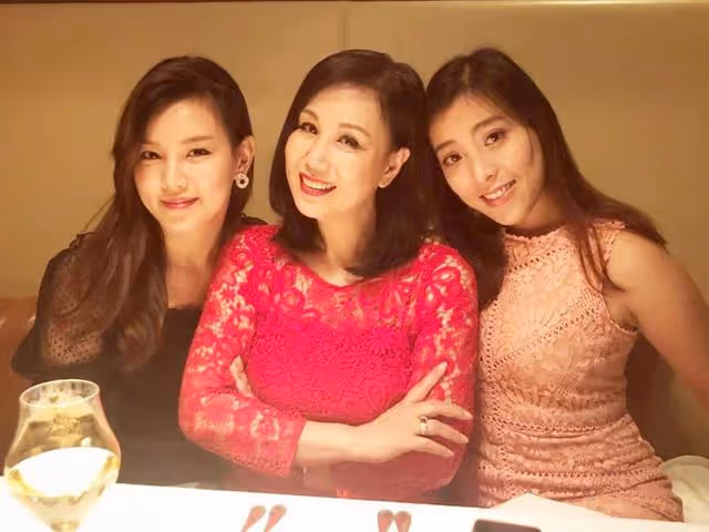 幸福!香港知名女星為外孫辦百日宴,三姐「包租婆」元秋現身道賀