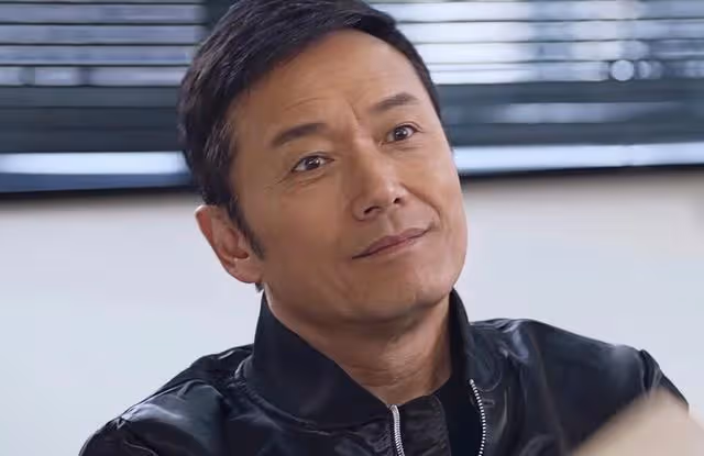 64歲知名港星獲封中老天花板！肌肉若隱若現，支持女兒秀豐滿身材