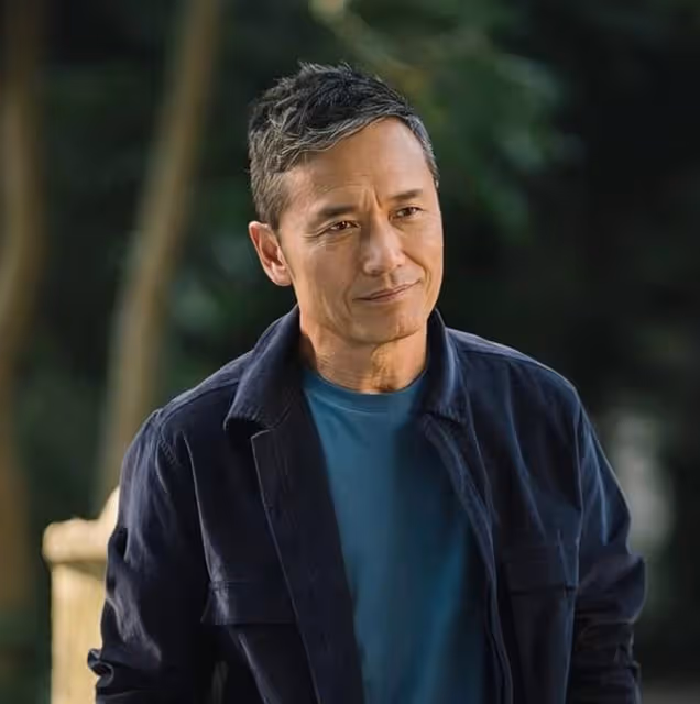 64歲知名港星獲封中老天花板！肌肉若隱若現，支持女兒秀豐滿身材
